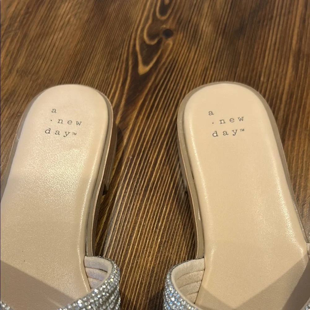 🎉🎉HP🎊🎊 A New Day Women's Silver Slide Sandals - Picture 3 of 6